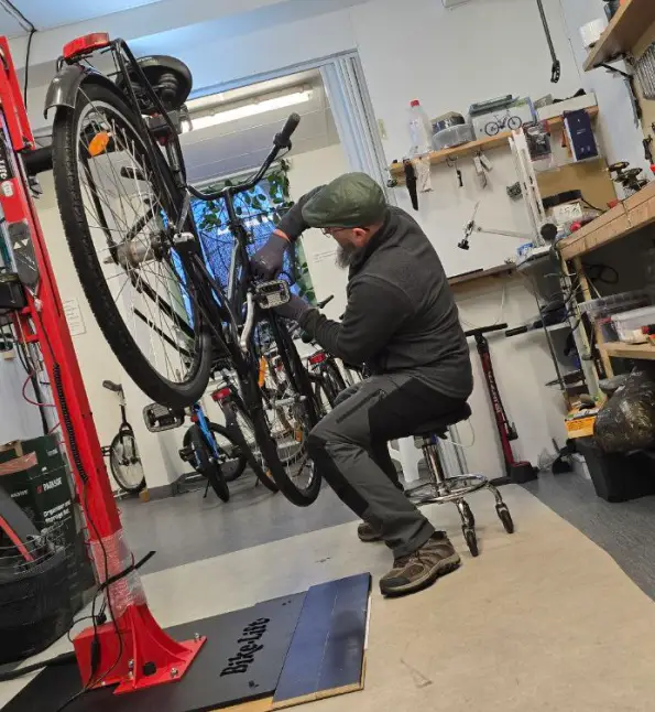 Reparation av elsparkcykel i Nacka – felsökning och batteribyte i verkstad
