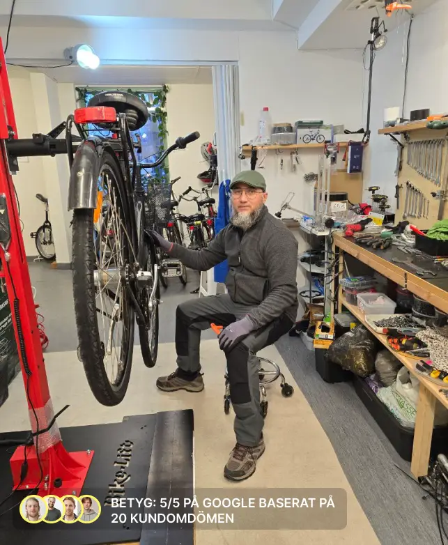 Tekniker utför cykelreparation i verkstad i Nacka – snabb och professionell service